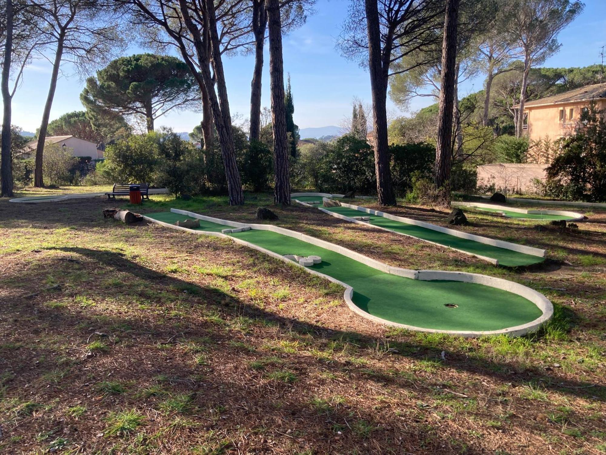 Charmant 2 Pieces Au Coeur Des Golfs De Saint Raphael 외부 사진